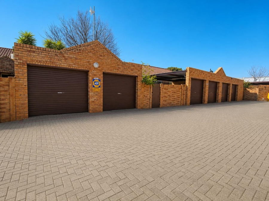 2 Bedroom Property for Sale in Langenhovenpark Free State